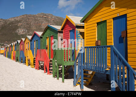 Bunte Strandhäuser in Muizenberg, Kapstadt, Western Cape, Südafrika Stockfoto