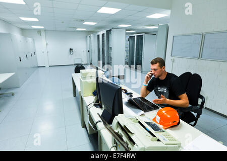 Elektriker darstellende Wartungsarbeiten auf dem Gelände der Unterstation der Transmission Control Center, TCC, des Übertragungsnetzes Stockfoto