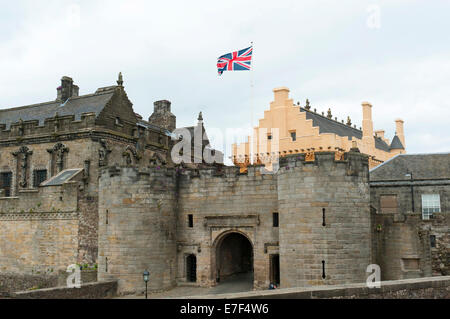 Stirling Castle, Rittersaal und Eingangstor mit dem Union Jack-Flagge, Stirling, Schottland, Vereinigtes Königreich Stockfoto