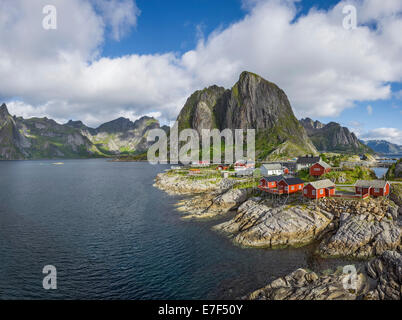 Rorbus Häuser an der felsigen Küste in der Nähe von Hamnøya, Lofoten, Nordland, Norwegen Stockfoto
