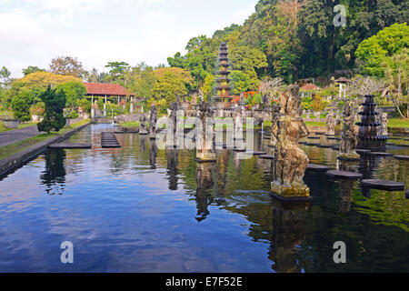 Brunnen und Wasserbecken an der Wassertempel Tirta Gangga, Bali, Indonesien Stockfoto