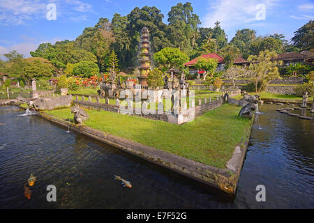 Brunnen und Wasserbecken an der Wassertempel Tirta Gangga, Bali, Indonesien Stockfoto