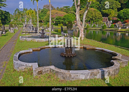 Brunnen und Wasserbecken an der Wassertempel Tirta Gangga, Bali, Indonesien Stockfoto