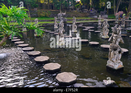 Brunnen und Wasserbecken an der Wassertempel Tirta Gangga, Bali, Indonesien Stockfoto