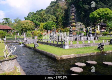 Brunnen und Wasserbecken an der Wassertempel Tirta Gangga, Bali, Indonesien Stockfoto