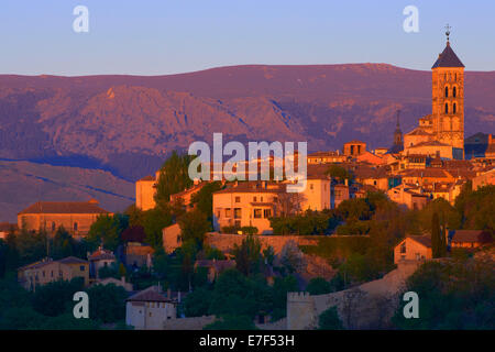 Kirche San Esteban bei Sonnenuntergang, Segovia, Kastilien und León, Spanien Stockfoto