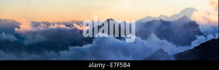 Panorama der Alpen bei Sonnenuntergang in den Nebel aus Mantova-Hütte, Monte Rosa, Alpen, Valle d ' Aosta, Italien Stockfoto