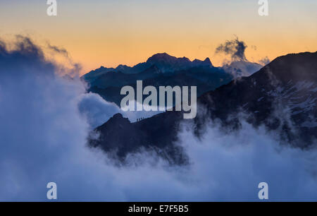 Vier Bergsteiger am Rande Berg Richtung Quintino Sella Hütte, mit dem Mont Blanc auf der Rückseite, Monte Rosa, Alpen, Valle d ' Aosta Stockfoto