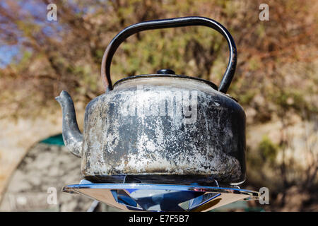 Stark abgenutzten Wasserkocher auf Gasherd, Namibia Stockfoto
