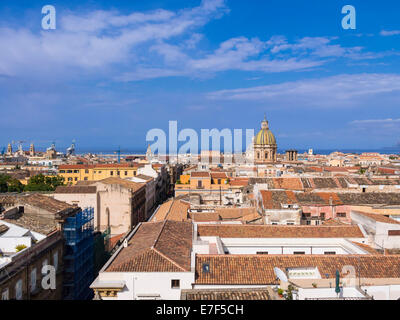 Blick von der Kirche SS Salvatore über das historische Zentrum, die Kirche San Giuseppe dei Theatinern an derRückseite, Palermo, Sizilien Stockfoto