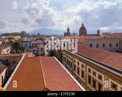 Blick von der Kirche SS Salvatore über das historische Zentrum, die Kathedrale von Palermo auf der Rückseite, Palermo, Sizilien, Italien Stockfoto