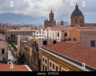 Blick von der Kirche SS Salvatore über das historische Zentrum, die Kathedrale von Palermo auf der Rückseite, Palermo, Sizilien, Italien Stockfoto