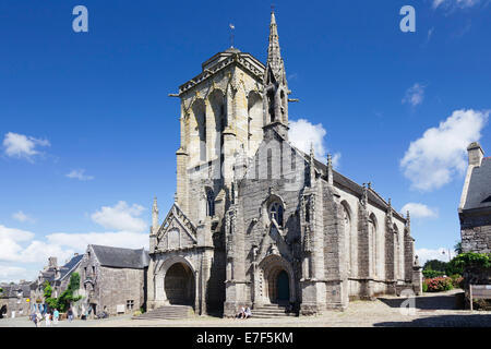 Kirche Saint-Ronan und die Kapelle Chapelle du Pénity in den Markt-Quadrat Locronan, Département Finistère, Bretagne Stockfoto