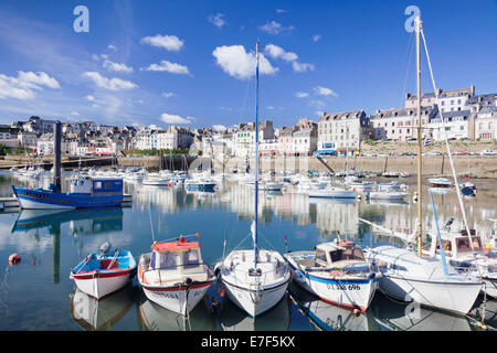 Boote in den Hafen von Douarnenez, Département Finistère, Bretagne, Frankreich Stockfoto