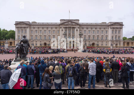 Zuschauer bei den Wechsel der Garde, Buckingham Palace, London, England, Vereinigtes Königreich Stockfoto