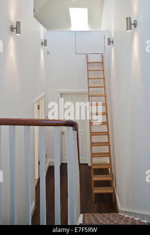 Modernisierte Londoner Haus, Blick auf Landung und Dach-Raum Stockfoto