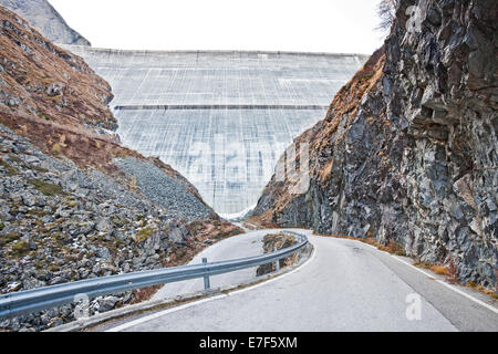 Straße in die größte Staumauer in der Schweiz, die Staumauer von Grande Dixence, Val Hérens-Tal, in der Nähe von Sion, Wallis, Schweiz Stockfoto