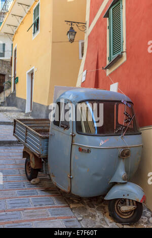 Typische italienische dreirädrige Transporter geparkt in einer Gasse, Vallebona, Ligurien, Italien Stockfoto