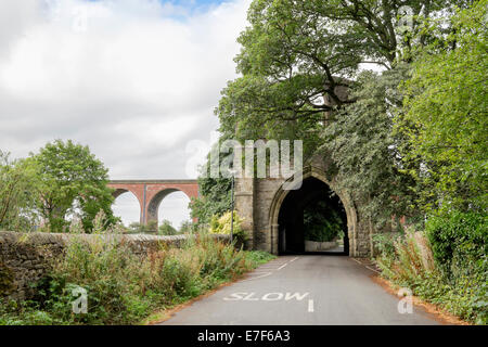 Ruinen des 14. Jahrhundert Torhaus für Zisterzienser-Abtei mit Whalley Bögen Viadukt über Ribble Valley Whalley Lancashire England Stockfoto