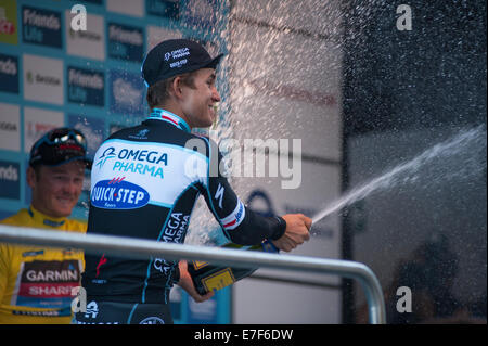 Michal Kwiatowski feiert zweiten Platz auf dem Podium in Whitehall beobachtet von Dylan van Baarle Stockfoto