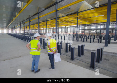 Arbeiter im Lager sprechen Stockfoto