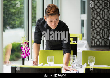 Asiatische Kellner Einstellung Tisch im restaurant Stockfoto