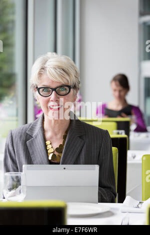 Kaukasische Geschäftsfrau mit Tablet-PC im restaurant Stockfoto