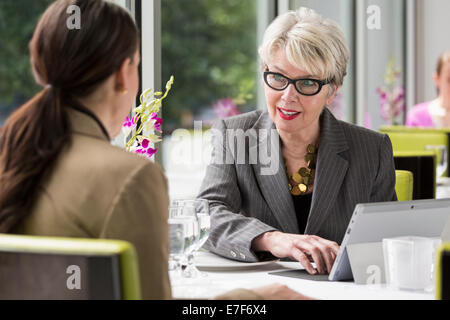 Kaukasische Unternehmerinnen im restaurant Stockfoto