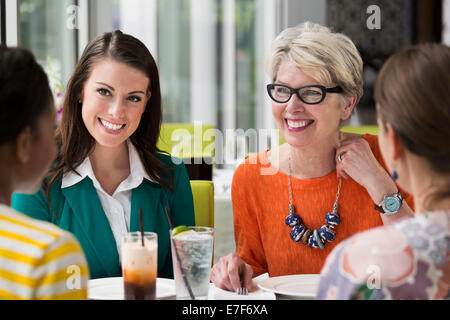 Frauen sprechen in Restaurant Stockfoto