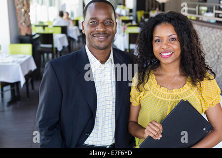 Afrikanische amerikanische paar lächelnd in restaurant Stockfoto