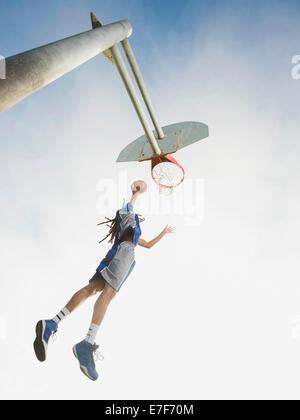 Schwarze Basketballspieler dunking Ball im Stickrahmen Stockfoto