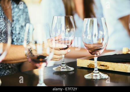 Frauen trinken Wein zusammen in bar Stockfoto