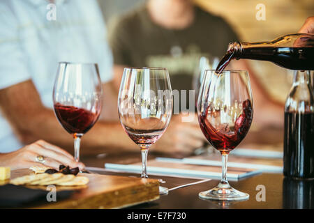 Menschen trinken Wein zusammen in bar Stockfoto