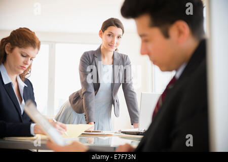 Business Leute, die im Büro Stockfoto