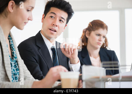 Business-Leute reden in treffen Stockfoto