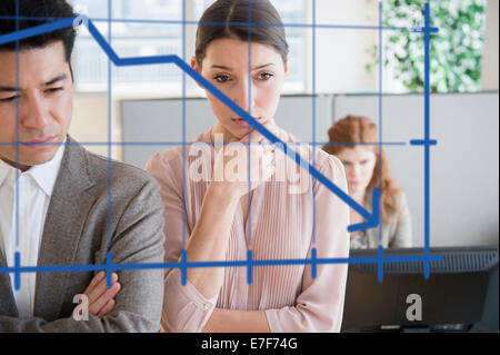 Geschäftsleute, die Prüfung Graph-Fenster Stockfoto