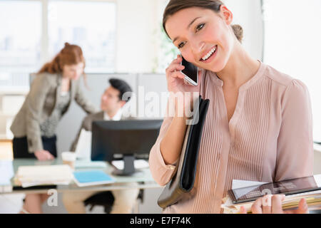 Geschäftsfrau, reden über Handy im Büro Stockfoto