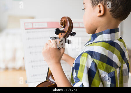 Gemischte Rassen junge Holding Violine Stockfoto