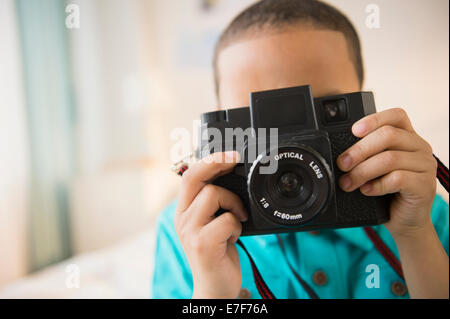 Gemischte Rassen junge fotografieren Stockfoto