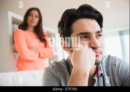 Paar streiten im Wohnzimmer Stockfoto