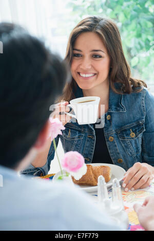 Paar beim Frühstück zusammen Stockfoto