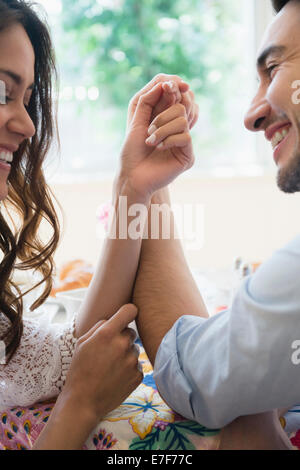 Paar Armdrücken am Tisch Stockfoto
