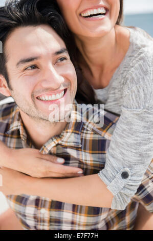 Lächelnde paar umarmt Stockfoto