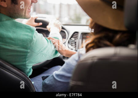 Paar fahren zusammen im Auto Stockfoto