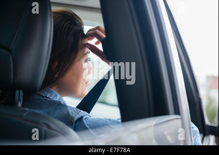 Frau lächelnd in Auto Stockfoto