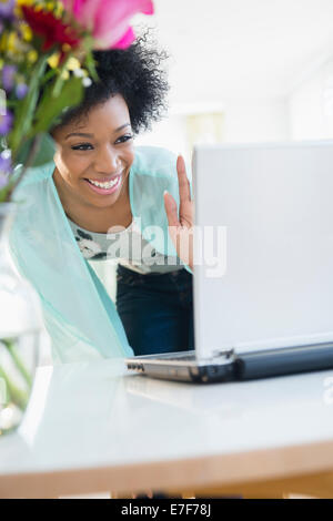 Afroamerikanische Frau Video-Chats mit laptop Stockfoto