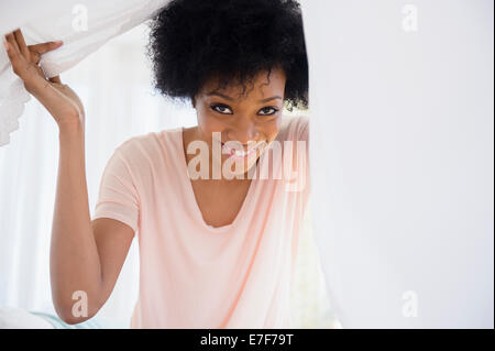 Afroamerikanische Frau spielt mit Decke Stockfoto