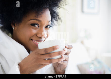 Afroamerikanische Frau trinkt Kaffee Stockfoto