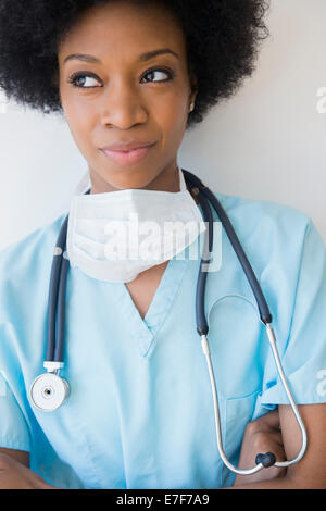 Afrikanische amerikanische Krankenschwester Stethoskop und Mundschutz tragen Stockfoto