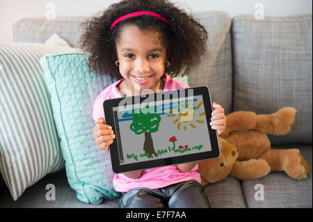 African American Girl zeigt Zeichnung auf dem Tablet PC Stockfoto